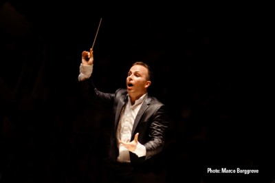 Lire la suite à propos de l’article <!--:fr-->Yannick Nézet-Séguin  – Schumann : Les Quatre Symphonies – Orchestre de chambre d’Europe<!--:-->