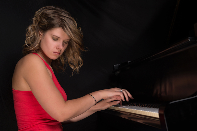 Lire la suite à propos de l’article <!--:fr-->Emie R. Roussel nommée révélation Jazz Radio-Canada 2014-15<!--:-->
